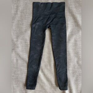 Spanx Seamless Dark Camo leggings size Medium